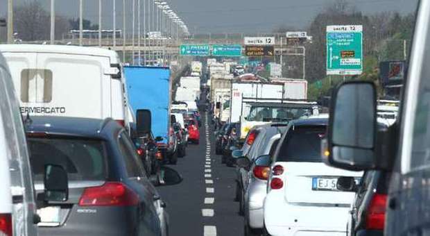 Gra bloccato tra Bufalotta e Nomentana per un incidente al km 25,000