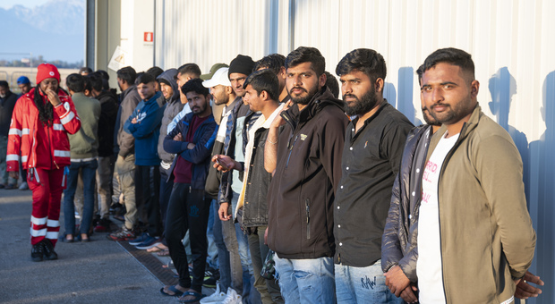 I migranti che attualmente sono ospitati all'interno dell'hangar della Comina