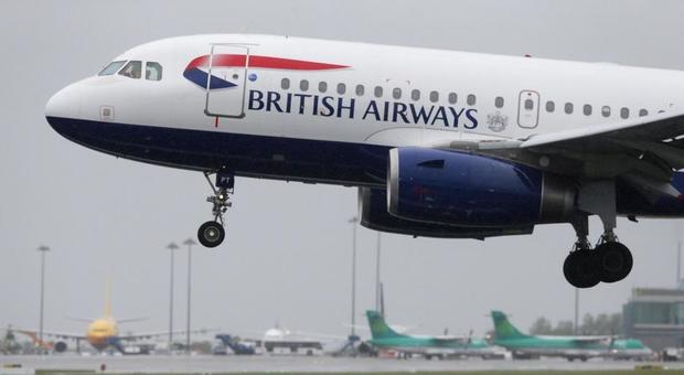 Ubriaco sul volo British Airways morde un altro passeggero e impreca contro le hostess