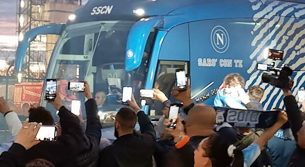 Tifosi del Napoli accolgono la squadra all'arrivo all'aeroporto di Ronchi dei Legionari