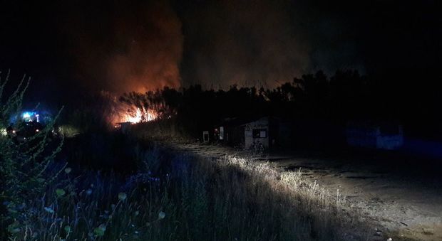 Incendio ai campi rom, poliziotti eroi mettono in salvo donne e bambini