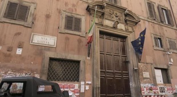 Roma, nuovo crollo al liceo Virgilio, cade una tegola dal tetto: studentessa ferita