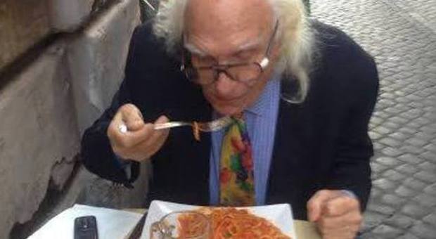 Pannella rassicura i fan: foto su Fb mentre mangia gli spaghetti