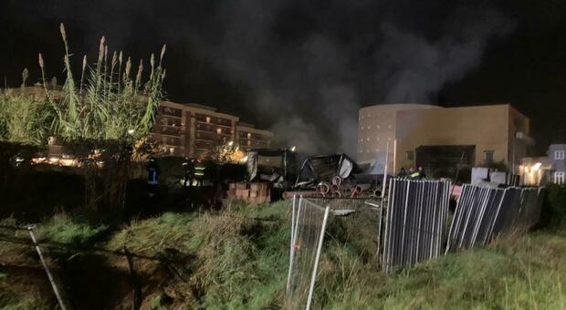Frosinone, baracca ai Cavoni distrutta dalle fiamme: ferita una persona