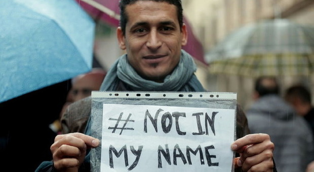 Roma, musulmani in piazza con la bandiera tricolore: «Noi contro il terrorismo»