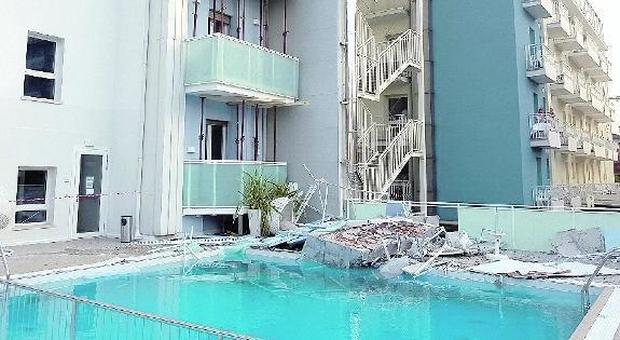 Jesolo, il terrazzo crolla e finisce in piscina: tanta paura all'hotel Albatros