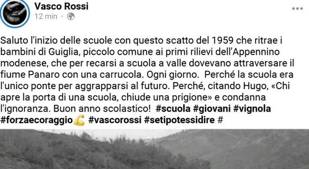 Scuola, il post (in bianco e nero) di Vasco Rossi: «Resta l'unico ponte per aggrapparsi al futuro»
