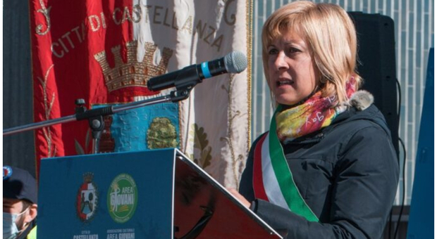 Celebra il 25 aprile, poi muore d'infarto. La sindaca Mirella Cerini trovata senza vita in municipio: indossava ancora la fascia tricolore
