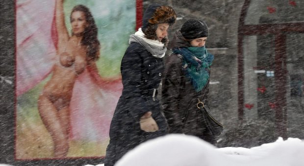Freddo e neve a Kiev, centinaia di morti per l'influenza