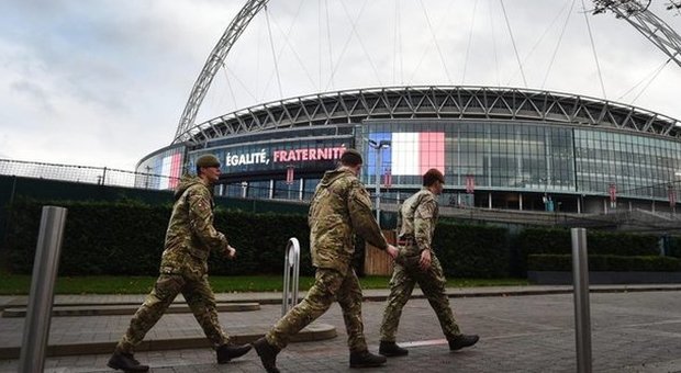 Inghilterra-Francia, Wembley è tricolore contro la paura. Annullata Belgio-Spagna Cameron e il principe William in tribuna