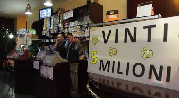 Vinti 5 milioni a Milano con un Gratta e Vinci da 20 euro (Fotogramma)