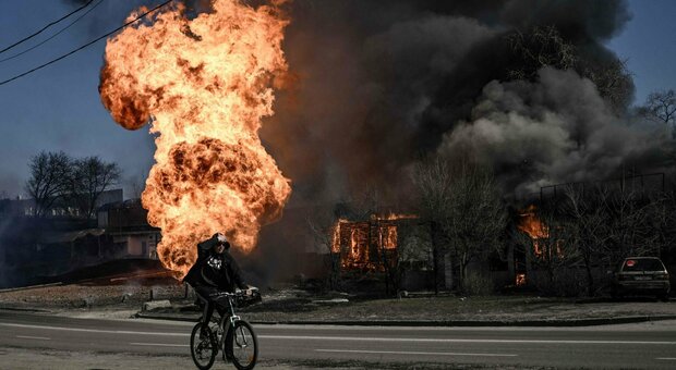 Dagli incendi misteriosi ai missili sui depositi di petrolio: tutti gli attacchi alla Russia attribuiti a Kiev