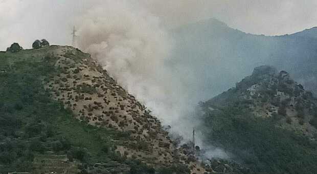Brucia la montagna a Nocera Superiore: case a rischio, paura per i residenti