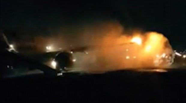 Indonesia, tragedia sfiorata all'aeroporto: due aerei si scontrano, uno prende fuoco