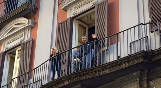 Flash mob alla napoletana: delirio per la serenata di Pulcinella sotto al balcone