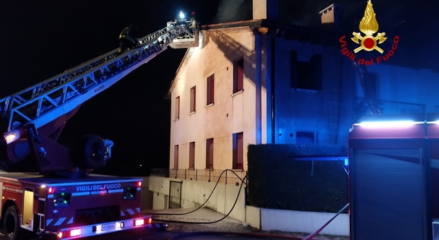 Mussolente, canna fumaria a fuoco: tetto scoperchiato per 120 metri quadrati