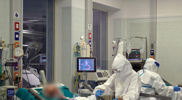 Focolaio a Pistoia, 50 positivi dopo i viaggi in Puglia e Croazia: alcuni gravi in ospedale