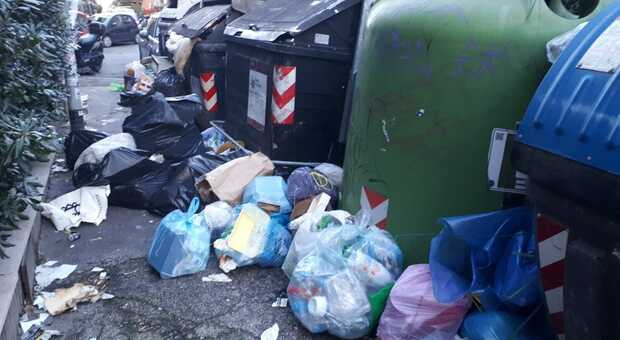 Rifiuti Roma, Talenti è invaso dalla spazzatura. L’allarme dei residenti: «La situazione è ormai fuori controllo»
