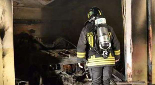 Incendio in una palazzina Un intossicato, garage distrutto