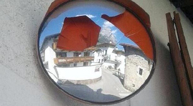 Specchi stradali presi a sassate e distrutti: caccia ai vandali