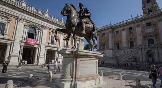 Roma, imbrattata la statua di Marco Aurelio in piazza del Campidoglio