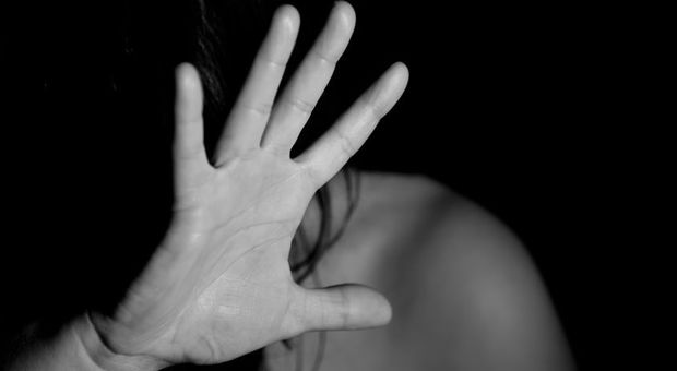 Abusi sessuali sulla sorellina di 14 anni: un 26enne nei guai