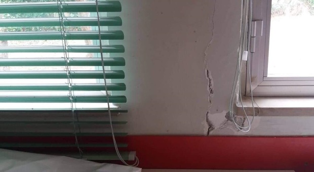 Ancona, crepe nei muri della scuola: i vigili del fuoco chiudono un bagno