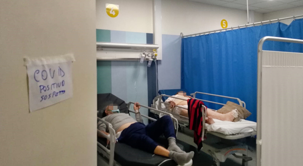 Napoli, al collasso il pronto soccorso dell'Ospedale del Mare: pazienti Covid «isolati» con le tendine