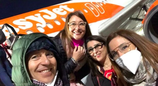 Quattro infermieri di Chioggia in volo per Parigi salvano un giovane dall'infarto: «Riconosciuto dal respiro pesante»