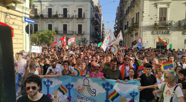 In diecimila al Bari Pride. Il sindaco Decaro in testa al corteo: «Tuteliamo i diritti»