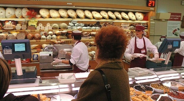 Siccità, latte formaggi e salumi: la stretta nei supermercati. Caldo, poca acqua e guerra: il mix che stravolgerà le tavole italiane