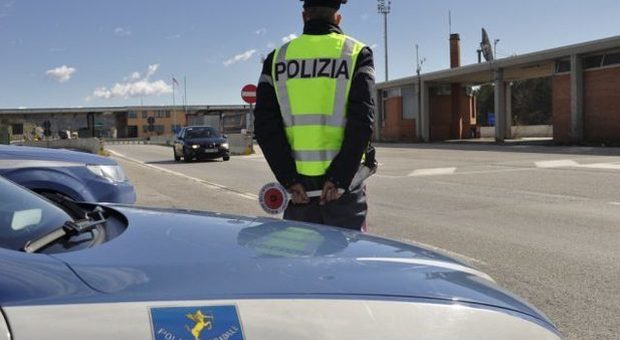 In fuga con l'auto rubata: fermati al confine e rispediti in Slovenia