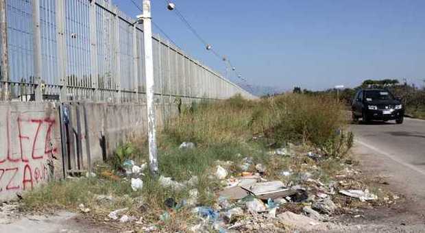 Aeroporto di Salerno, lo scempio dei rifiuti