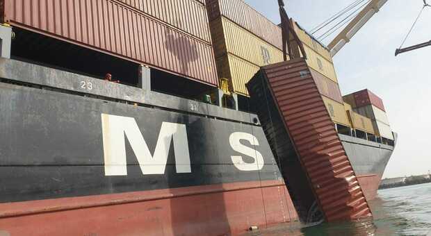 Uno dei container caduti dalla nave a Marghera