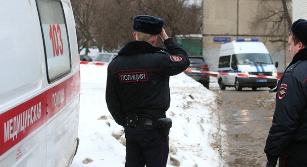 Sparatoria a Mosca, uomo barricato in un edificio: uccisa una guardia giurata, 2 feriti
