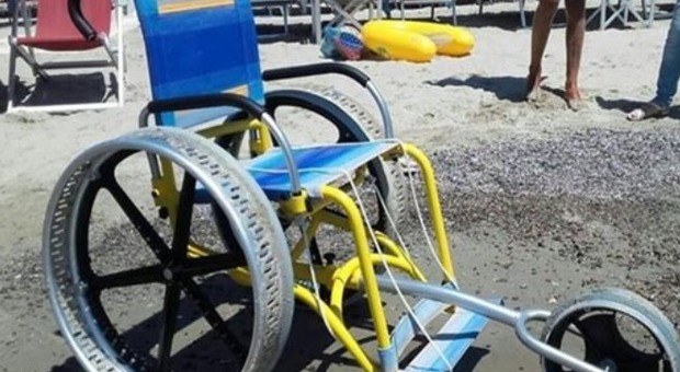 Pesaro, ritrovata la carrozzina per bimbi disabili, i ladri la riportano in spiaggia