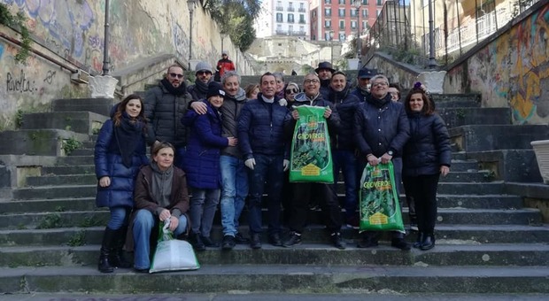 Municipalità e fedeli ripuliscono le scale Filangieri a Montesanto