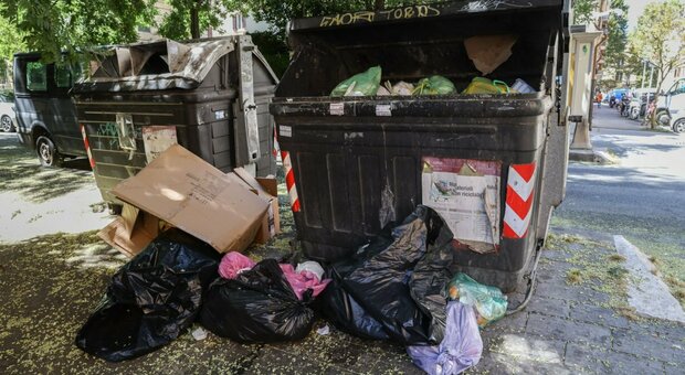 Roma, i medici danno l’allarme: «Con i rifiuti lasciati a terra sarà emergenza igienica»
