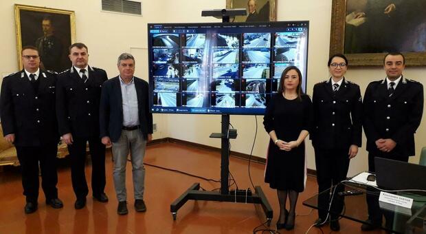 Sorveglianza a Fano con 200 telecamere, il sindaco: «Garantiamo sicurezza e indagini, 10 anni fa ce n'erano solo 6 rotte»