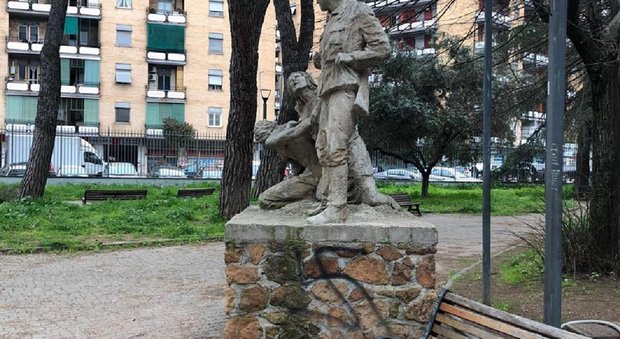 Roma, svastica su statua caduti resistenza: indagini in corso