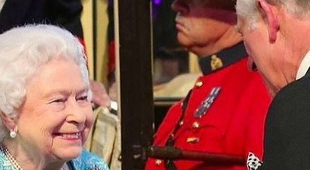 La regina Elisabetta e la tenera dedica al principe Carlo: «È un privilegio per una madre assistere ai 70 anni del figlio»