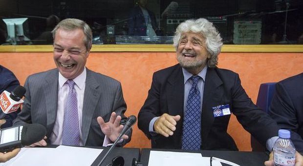 Semestre europeo: kilt, burqa e battute da avanspettacolo. Il circo del tandem Grillo-Farage
