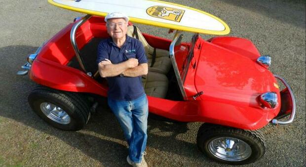 Bruce F. Meyers, l'ingegnere californiano con un passato da artista, costruttore di barche e surfista noto per aver lanciato nel 1964 il dune buggy Meyers Manx