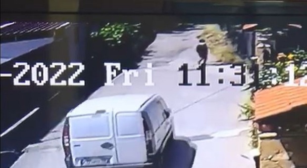 Napoli, furgone investe passanti tra Cercola e Volla: arrestato il conducente, morto uno dei tre feriti