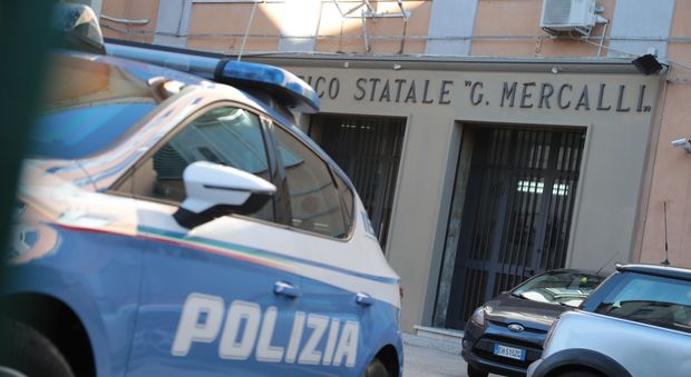 Choc a Napoli, studente 16enne tenta il suicidio nei bagni del liceo Mercalli