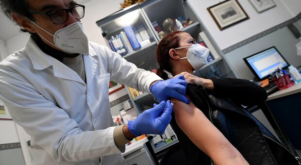 Covid, Lazio: antinfluenzale, in un mese quasi il numero di tutti i vaccini del 2019