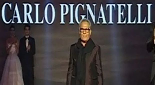 Spavento per Carlo Pignatelli, lo stilista precipita dal palco al termine della sfilata