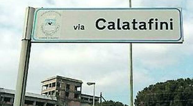 Il cartello di via Calatafini (invece di Calatafimi) a Salerno