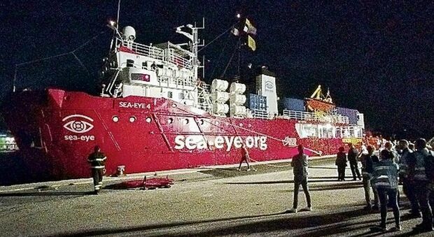 Migranti, atteso l'arrivo della nave Sea Eye 4 in porto a Brindisi: a bordo 106 naufraghi tratti in salvo