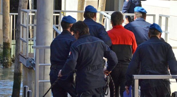 Bomba a Rialto, restano in carcere i tre kosovari: confermata l'accusa di terrorismo